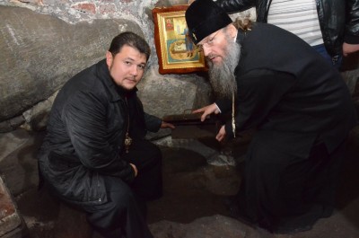 Келья. Высыпали нашу землю
