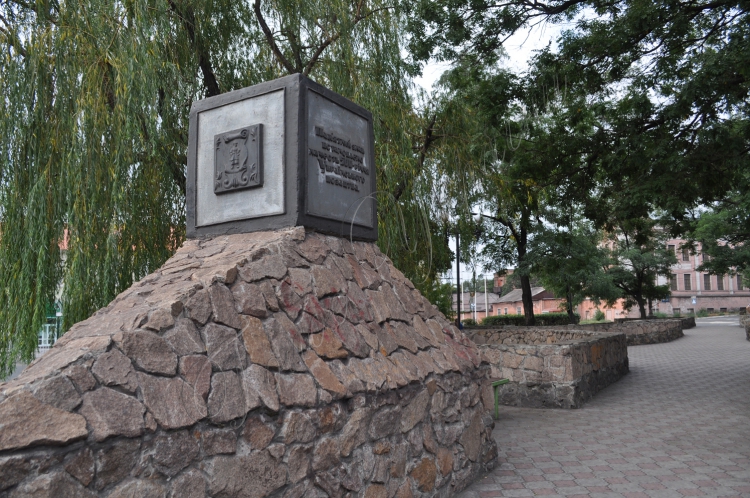Памятник украинским казакам в Мариуполе
